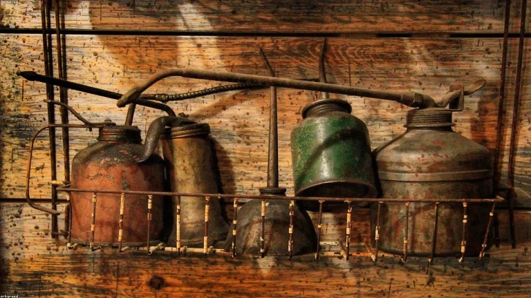 Machine oil and lubricant